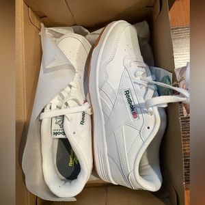 NWT Reebok womens club memt white sneaker